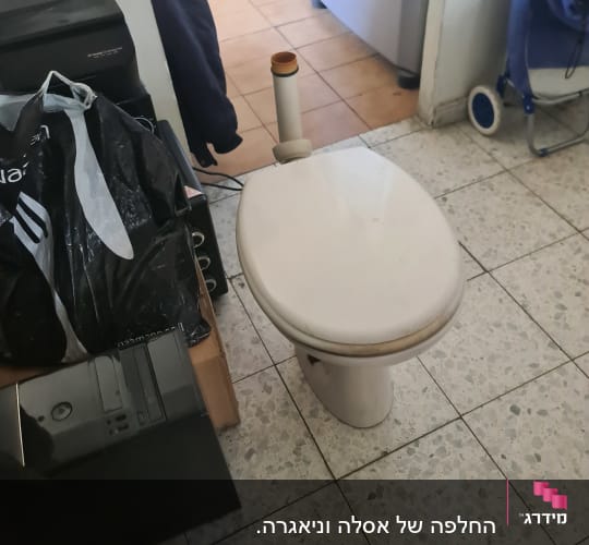אסלה מנותקת על רצפה בחדר